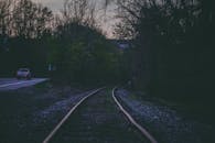 黄昏时分，宾夕法尼亚州长池公路旁，火车轨道与汽车构成了一片宁静的景象