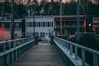 宾夕法尼亚州波特兰市，黄昏时分桥梁通往建筑物的景观