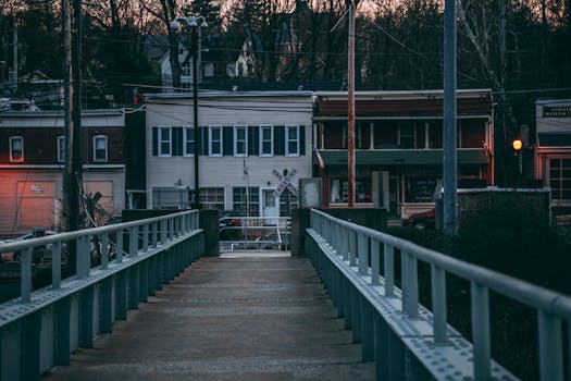 宾夕法尼亚州波特兰市，黄昏时分桥梁通往建筑物的景观