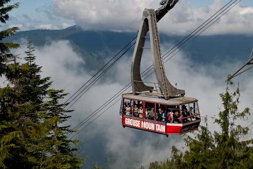 Gruppe Von Menschen, Die Zum Berg Hinaufgehen