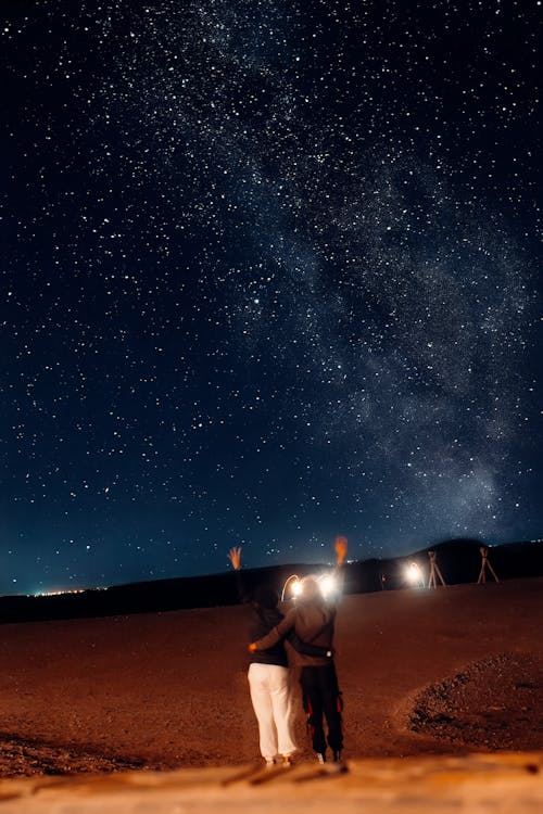 Foto d'estoc gratuïta de cel nocturn, d'esquena, estrelles