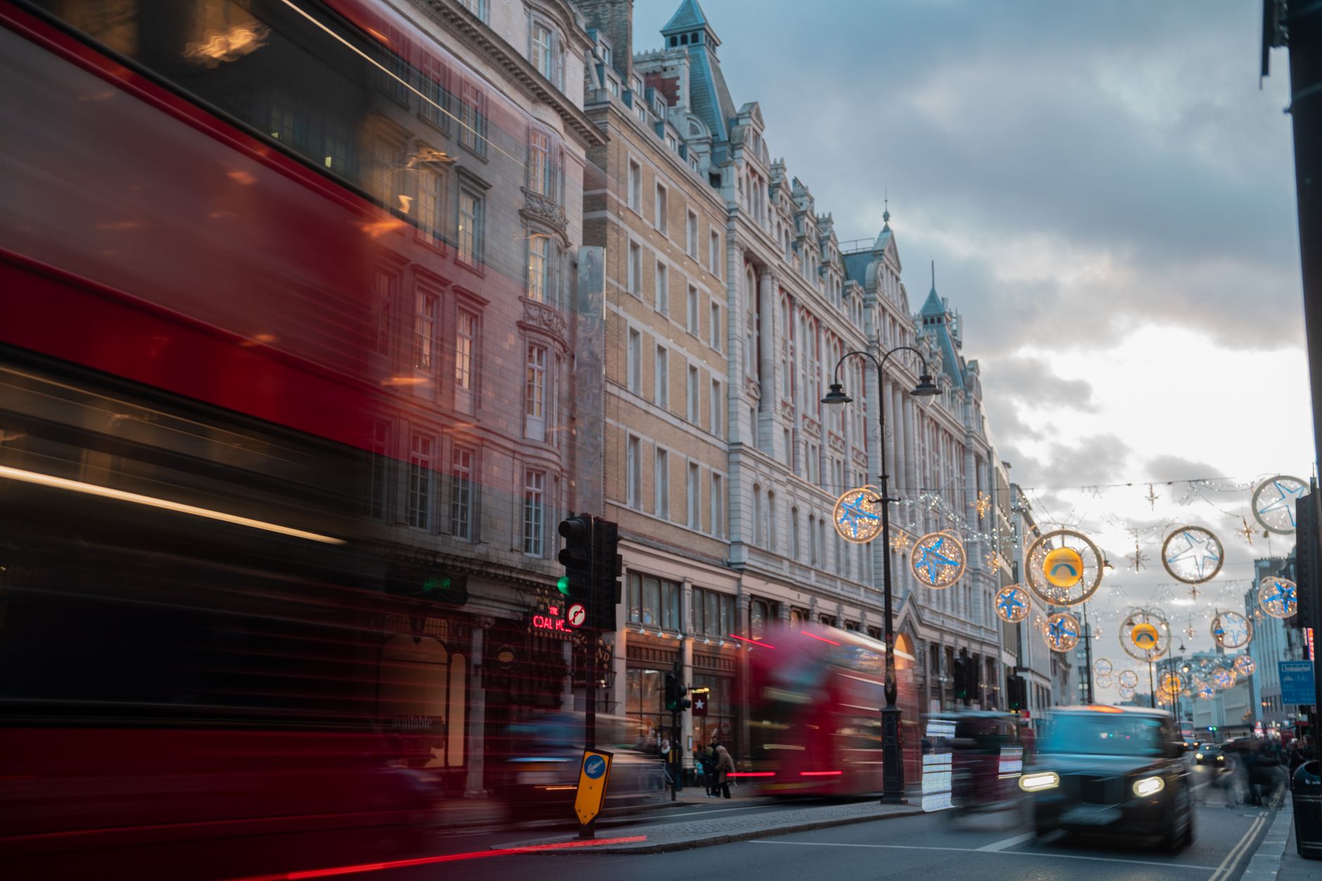 England Imposes £2 Ceiling on Bus Fares Starting January to Ease Household Expenses