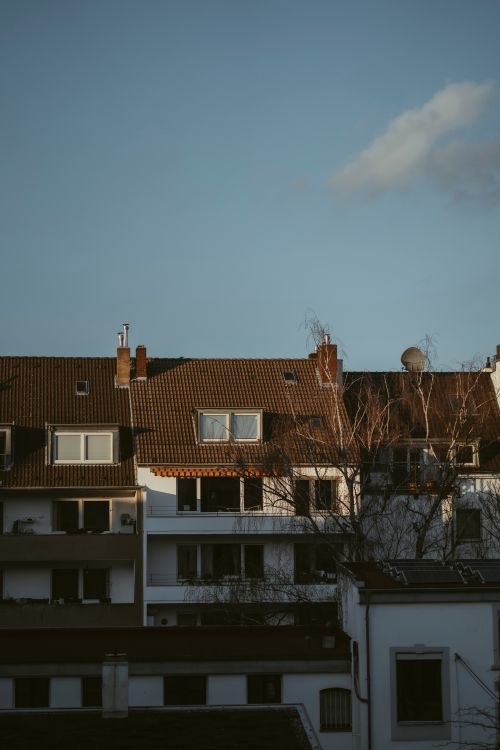 Free Classic residential buildings under a clear evening sky, depicting urban architecture. Stock Photo