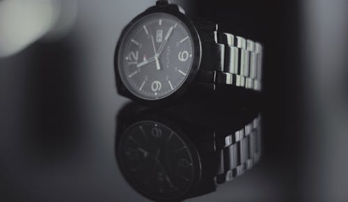 Ingyenes stockfotó Analóg óra, antik óra, fekete háttérkép témában