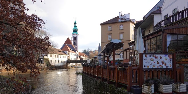 Český Krumlov, la iglesia de San Jošt y el río Moldava