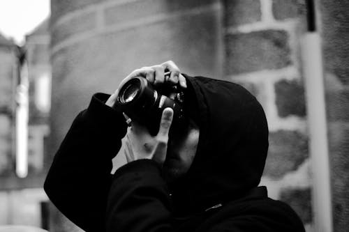 Foto profissional grátis de câmera nikon, escala de cinza, fotografando