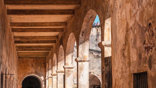 Free A beautiful display of historic stone arches highlighting architectural elegance and age. Stock Photo