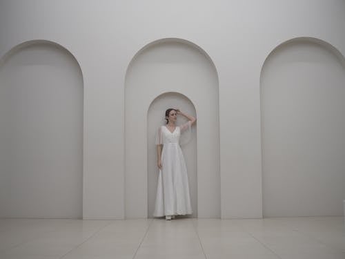 Darmowe zdjęcie z galerii z biała sukienka, fotografia mody, kobieta