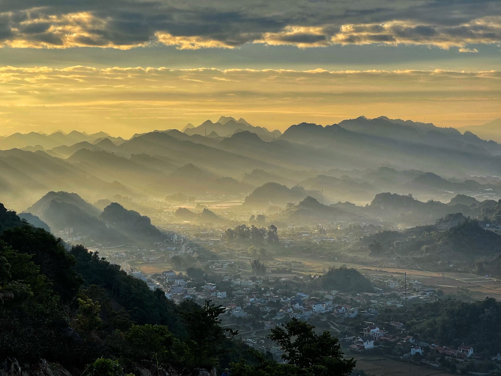Breathtaking view of morning mist and mountains in Son La, Vietnam at sunrise.