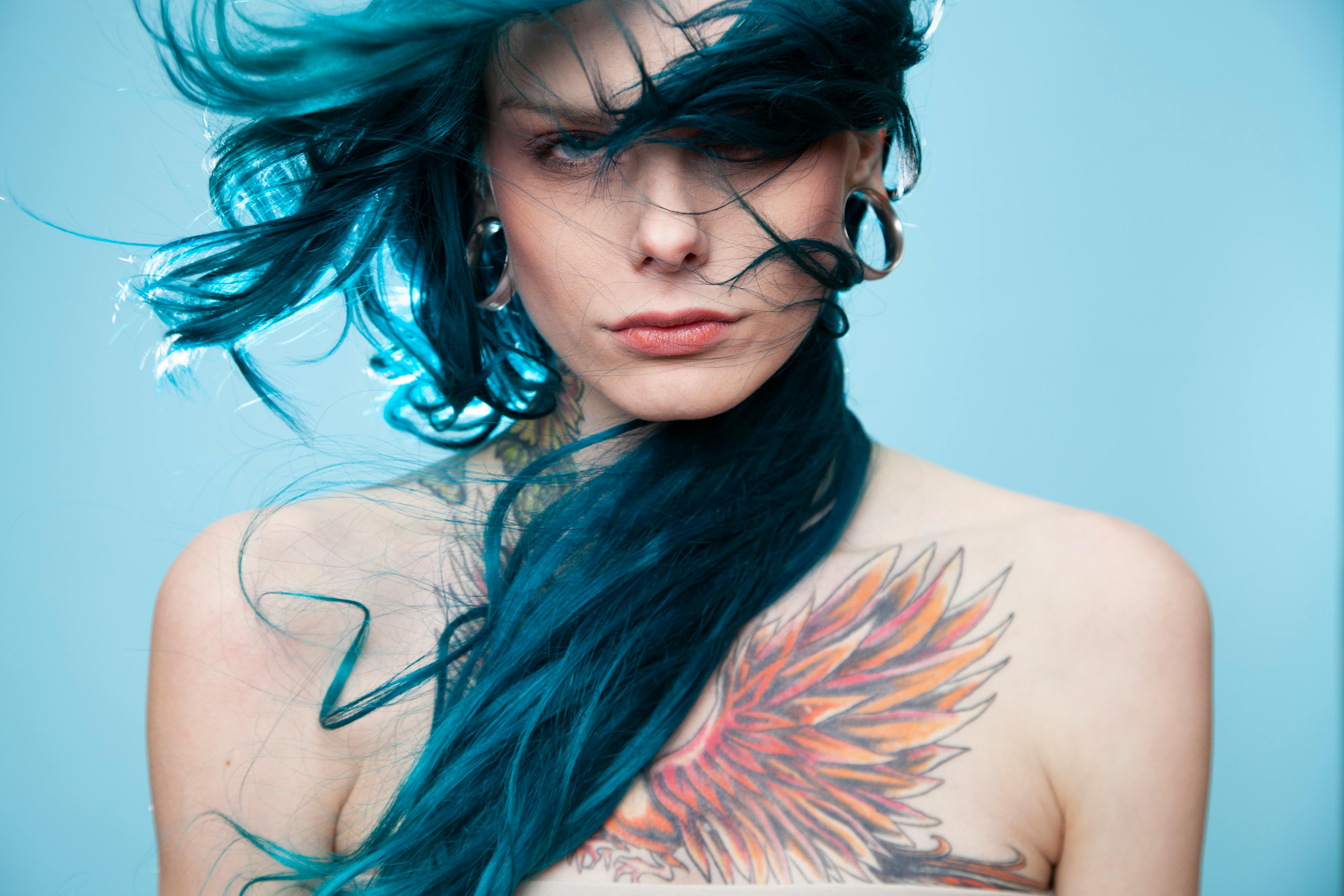Premium Photo  A woman with blue skin and blue skin wears a blue bodysuit  and has a tattoo on her face.