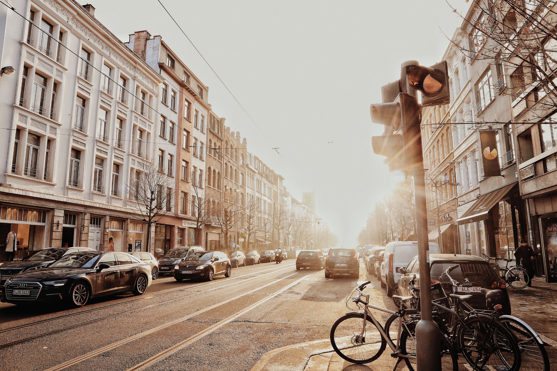 Una calle de ciudad europea abrasada por el sol durante una ola de calor