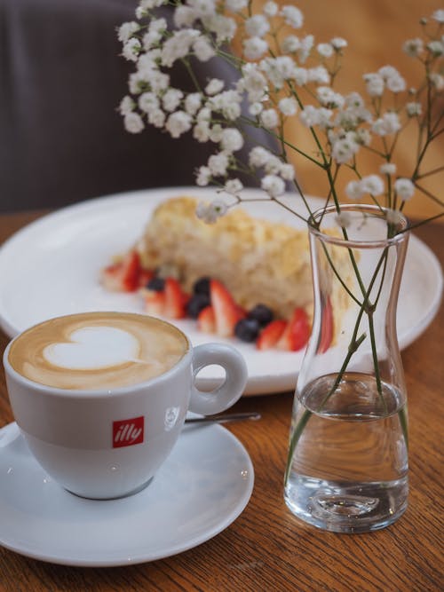 abur cubur, bardak, cappuccino içeren Ücretsiz stok fotoğraf