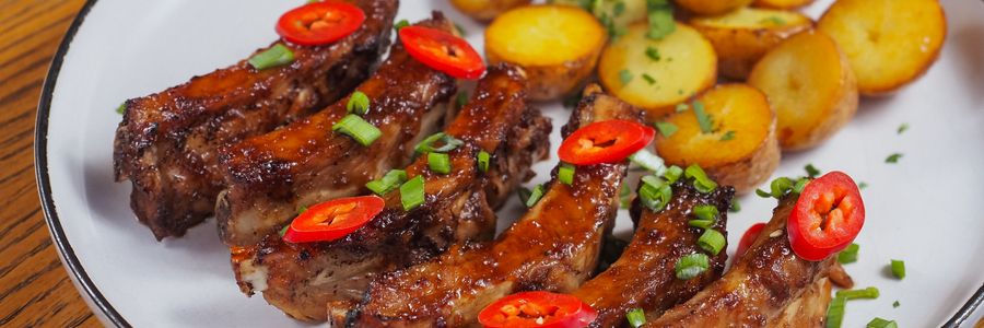 Foto de Costelinha suína dourada com mandioca e vinagrete