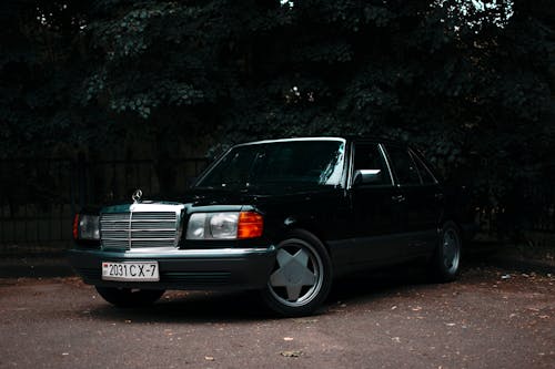 A Black Mercedes-Benz W126