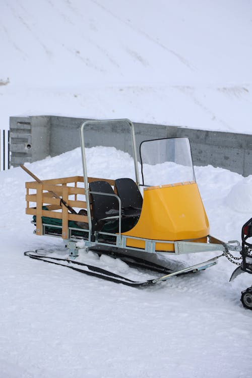 Δωρεάν στοκ φωτογραφιών με snowmobile, έλκηθρο, κατακόρυφη λήψη