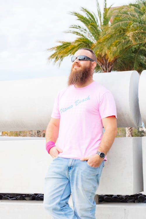 Foto profissional grátis de barba, camiseta, de pé