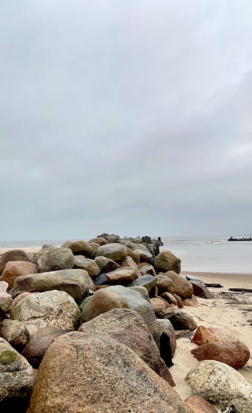 Foto profissional grátis de calma, grandes rochas, litoral