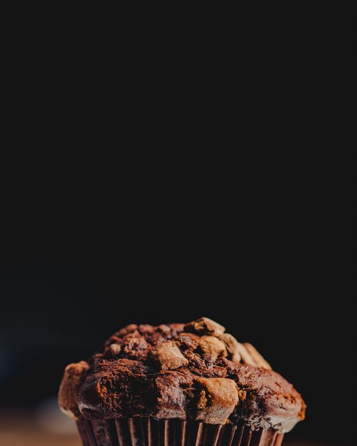 Free Irresistible chocolate muffin adorned with chocolate chips, perfect for a sweet treat. Stock Photo