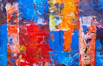 这是一幅色彩缤纷、动态的抽象画作，画布纹理丰富，色彩运用大胆