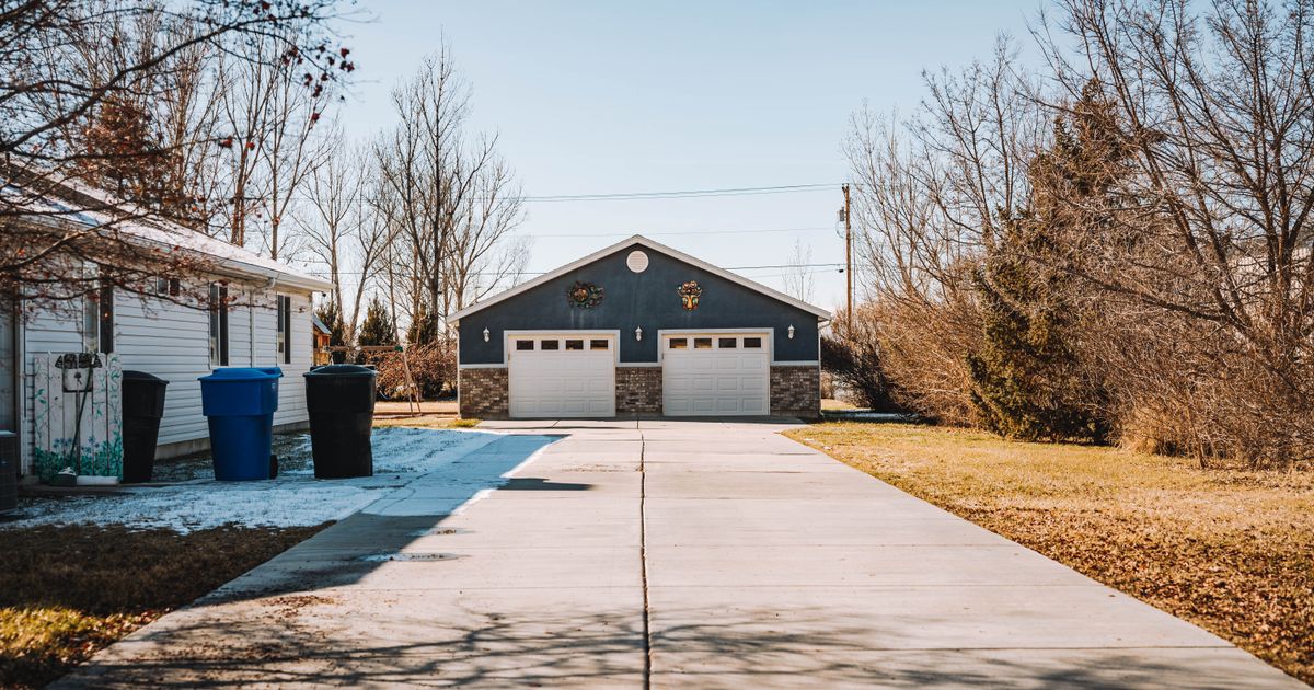 Allée de garage devant une maison