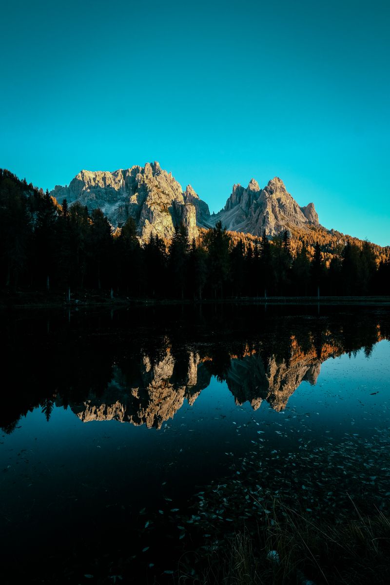 Lago y montañas