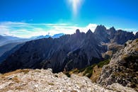 蔚蓝的天空下，多洛米蒂山脉的壮丽景色非常适合冒险和自然爱好者