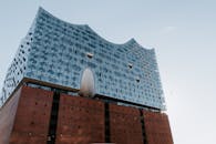 汉堡埃尔布爱乐乐团未来派玻璃立面的景观极具戏剧性