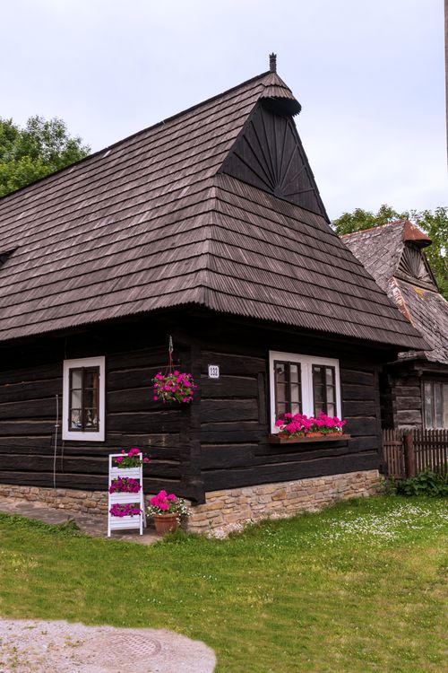 Free Charming traditional wooden cabin with vibrant flowers in Podbiel, Slovakia. Stock Photo