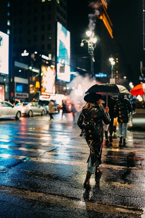 Foto profissional grátis de andando, cidade, paisagem da cidade