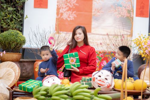 Free A family celebrating a traditional festival outdoors with gifts and decorations. Stock Photo