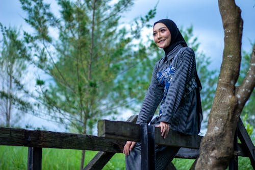 Ilmainen kuvapankkikuva tunnisteilla hijab, hymyily, istuminen