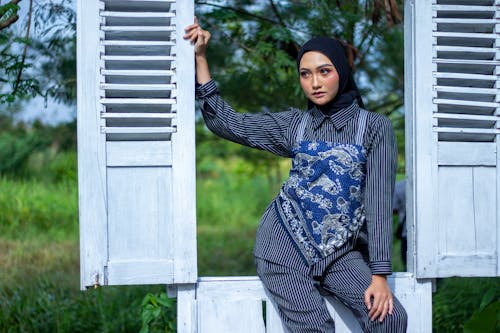Kostenloses Stock Foto zu gesicht, hijab, hölzern