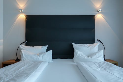 Fotos de stock gratuitas de almohadas, blanco, cama