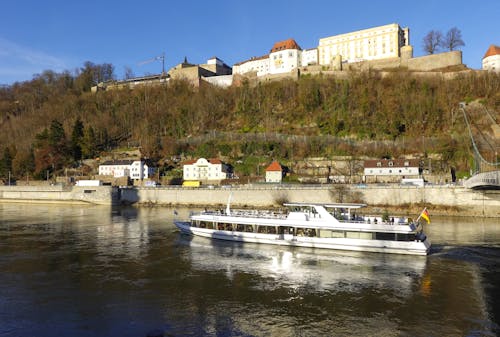 Безкоштовне стокове фото на тему «берег ріки, будівлі, вода»