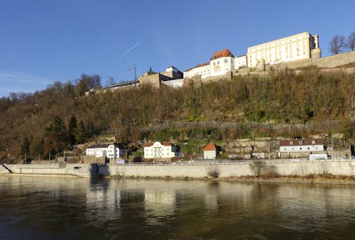 Безкоштовне стокове фото на тему «берег ріки, будівлі, вода»