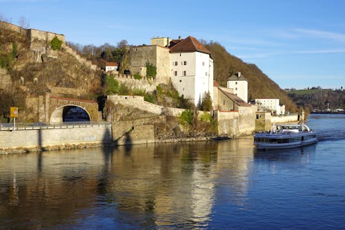 Безкоштовне стокове фото на тему «берег ріки, будівлі, вода»