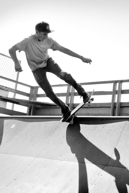 gratis Grijswaardenfotografie Van Man Skateboarden Op De Helling Stockfoto