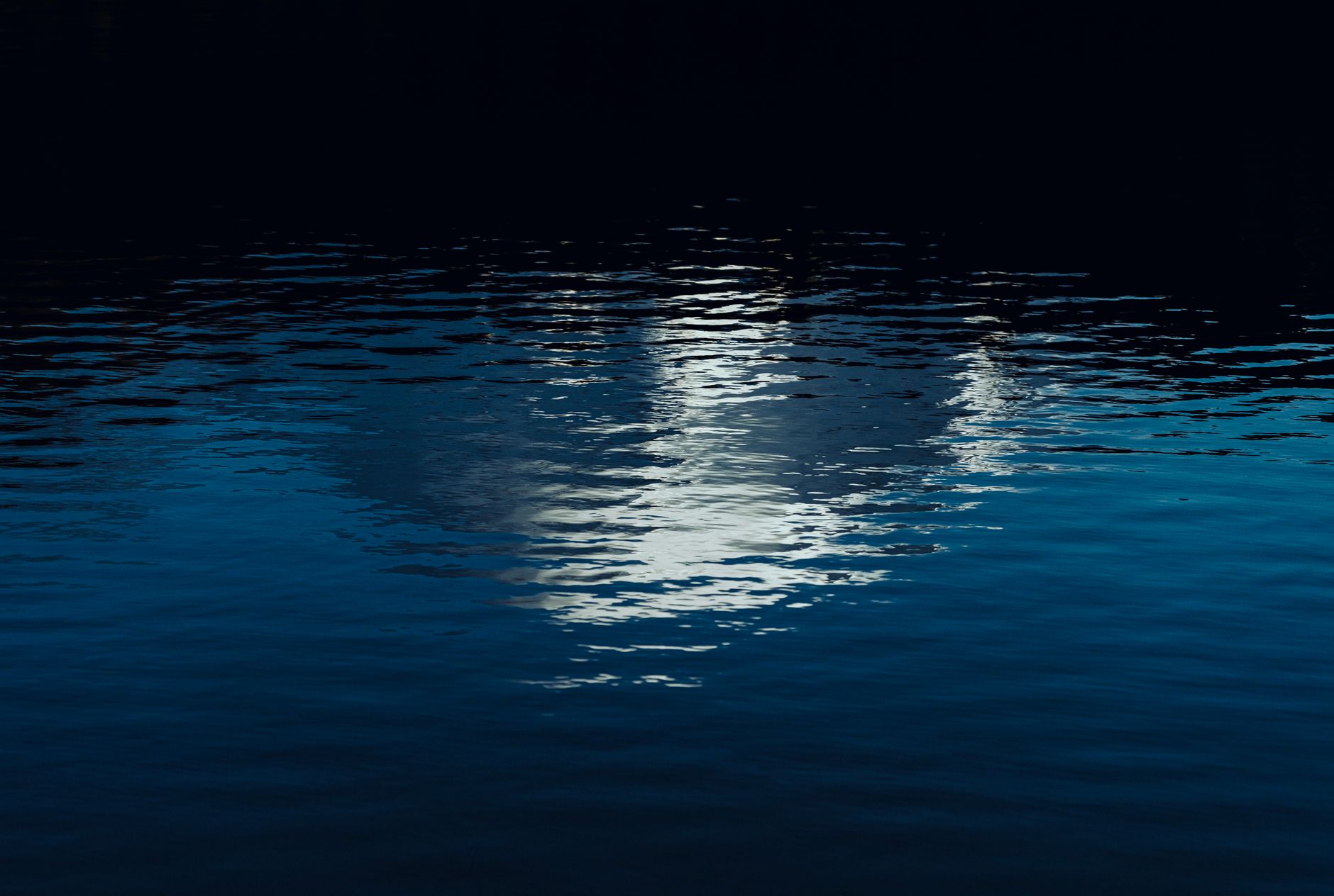 Malerisches Wasser & Dunkel – Dunkles AMOLED Wallpaper