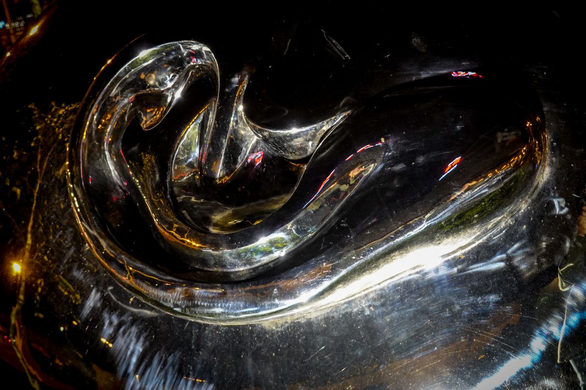 Reflective chrome sculpture with intricate curves by Magda Ehlers on Pexels