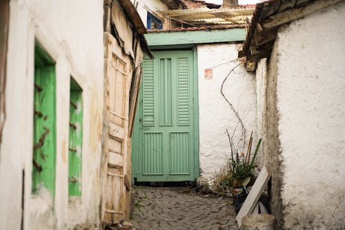 Бесплатное стоковое фото с булыжник, деревянная дверь, дома
