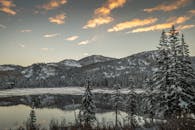 宁静的湖水中倒映着犹他州白雪皑皑的瓦萨奇山脉冬季景观