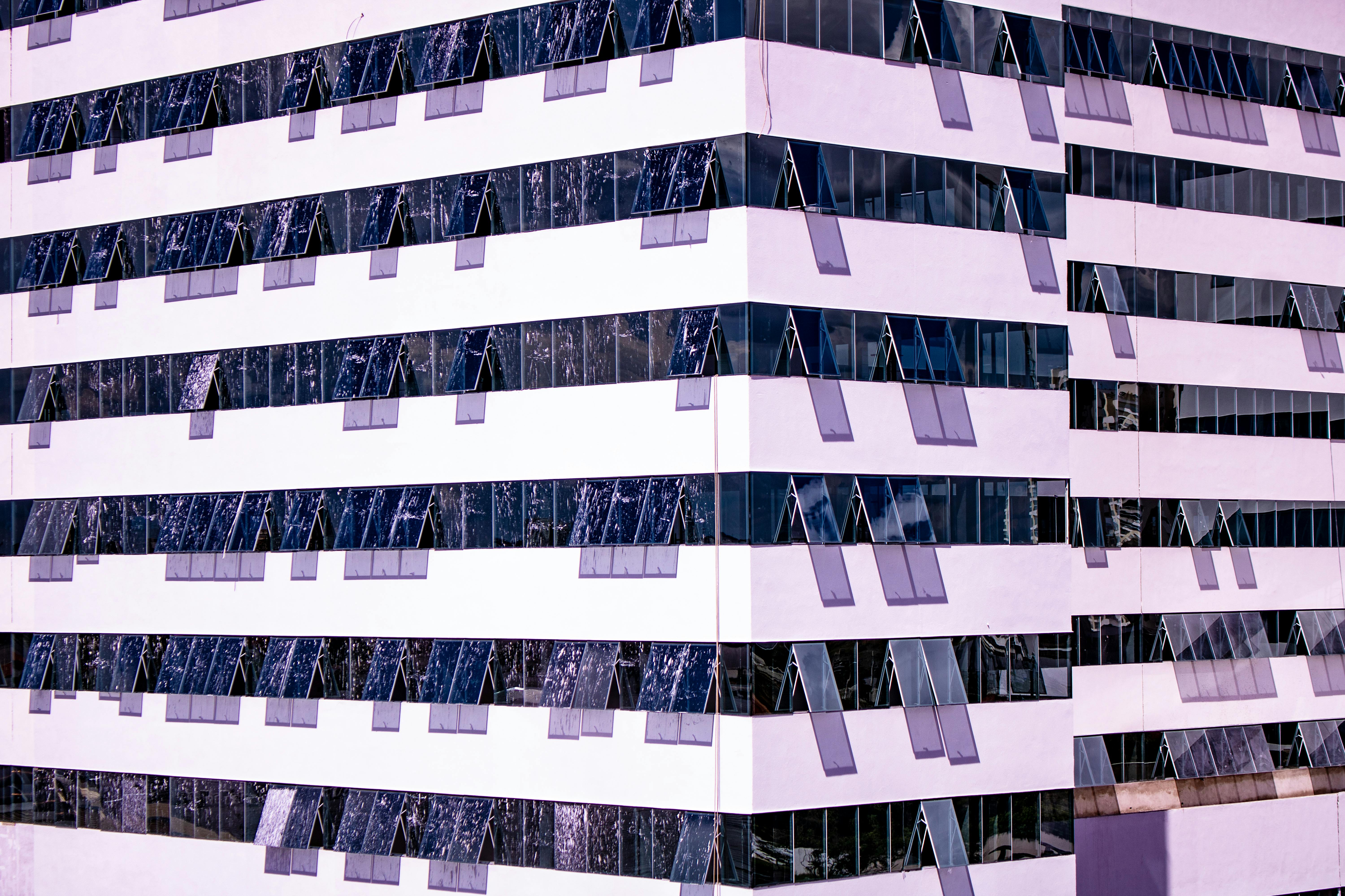 当代建筑采用几何玻璃窗的外观，营造出抽象的建筑风格