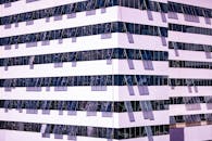 当代建筑采用几何玻璃窗的外观，营造出抽象的建筑风格