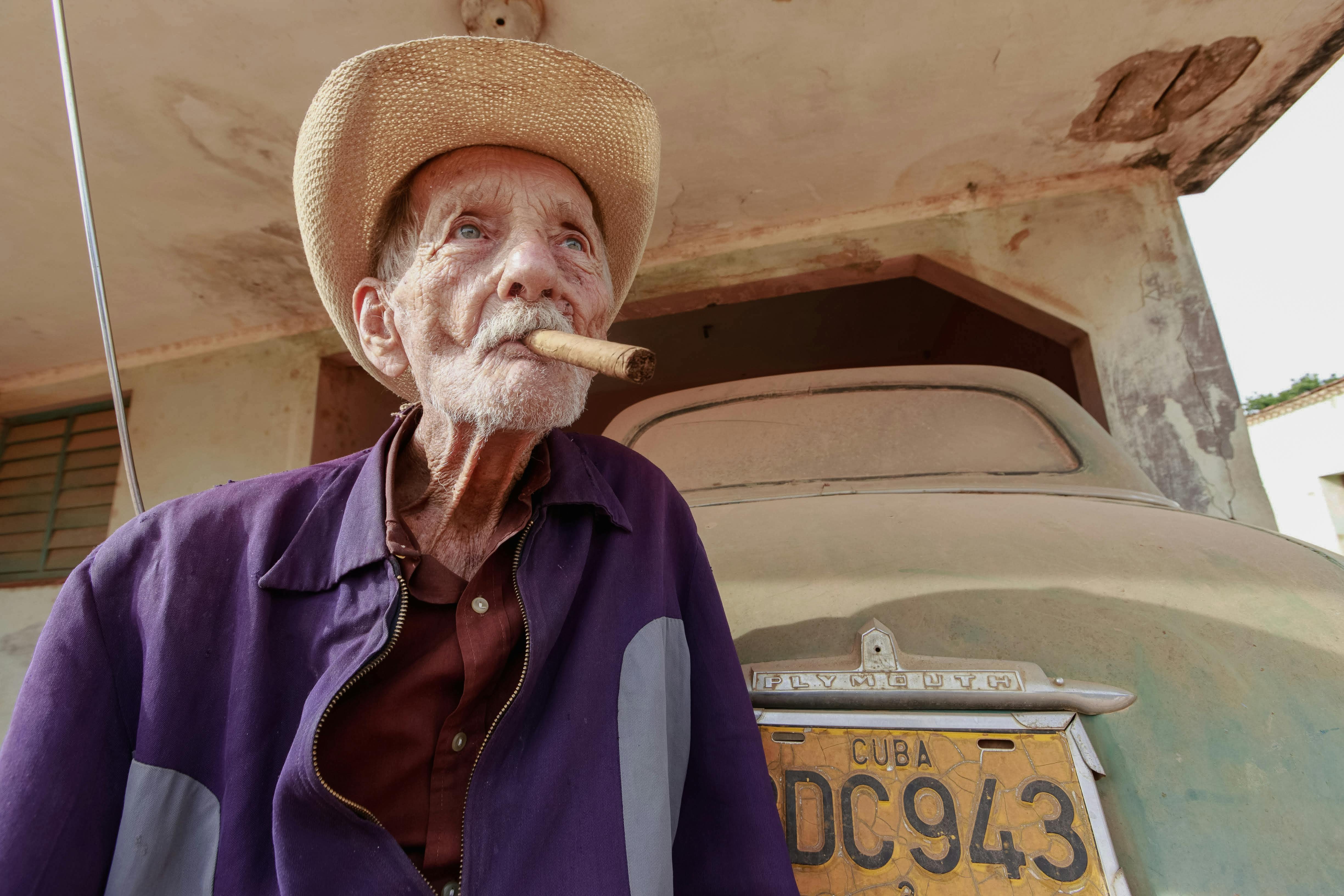 Old Man Who Smokes Cigars Cigar T-shirt Cool T-shirt 