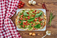 这款蔬菜披萨味道鲜美，搭配新鲜罗勒、西红柿和茄子，非常适合作为健康膳食