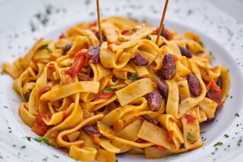 Pasta Auf Weißer Platte Auf Fokusfoto