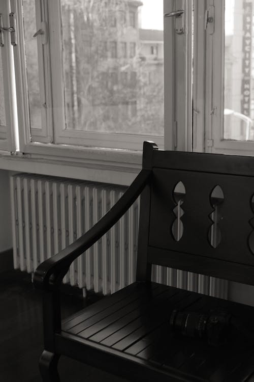 Бесплатное стоковое фото с вертикальный выстрел, деревянная скамейка, мебель