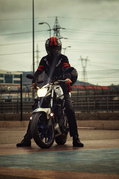 Gratis stockfoto met biker, helm, kerel