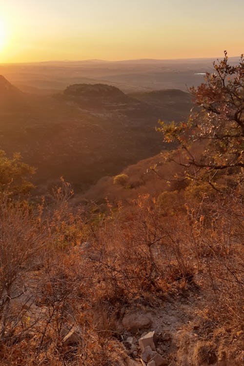 Gratis lagerfoto af atardecer, bakke, bjerge