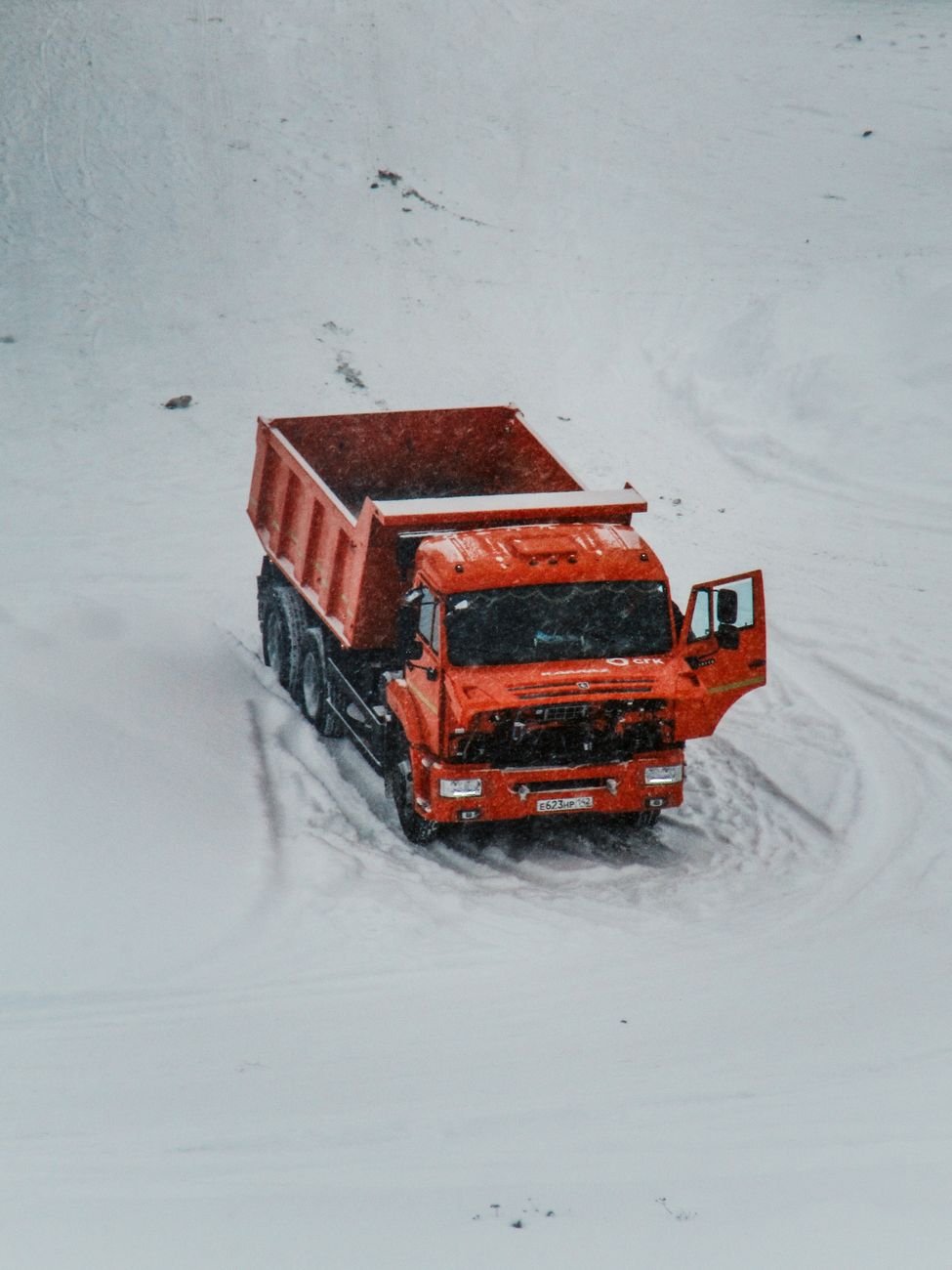 Camion blocat în zăpadă lângă Cavnic, Maramureș Camion blocat în zăpadă lângă Cavnic, Maramureș